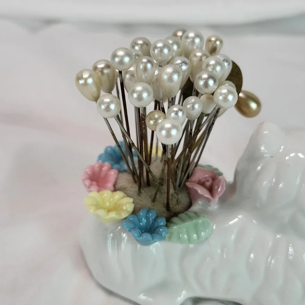 White Persian Kitty Cat w Flowers Porcelain Pin Cushion Pearl Tip Straight Pins